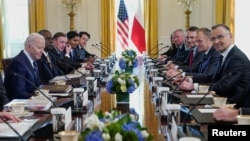 رییس جمهور امریکا پس از ملاقات با رییس جمهور و صدراعظم پولند در قصر سفید بسته کمک تسلیحاتی ۳۰۰ میلیون دالری را برای اوکراین اعلام کرد 