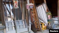 Rumah yang rusak akibat gempa, di Nanao, prefektur Ishikawa, Jepang, 2 Januari 2024. (Foto: REUTERS/Kim Kyung-Hoon)