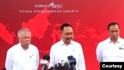 Kepala Badan Otorita IKN Bambang Susantono (tengah) melaporkan nilai investasi yang sudah masuk untuk pembangunan mega proyek IKN, usai Rapat Internal dengan Presiden Joko Widodo, di Istana Negara, Jakarta, Rabu (13/3). (Foto: Setpres RI)