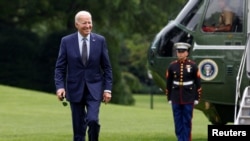 Presiden AS Joe Biden berjalan menuju Gedung Putih setelah mendarat dengan helikopter kepresidenan Marine One di Washington, 17 September 2023. (Foto: Evelyn Hockstein/Reuters)