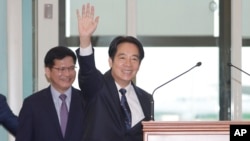 Wakil Presiden Taiwan William Lai melambaikan tangan ke media saat berangkat ke Paraguay di Taoyuan, Taiwan pada 12 Agustus 2023. (Foto: AP)