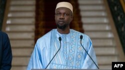 Il a mis au défi les médias de publier à nouveau des articles le liant à la mutation à l'étranger d'un chef reconnu de l'armée. 