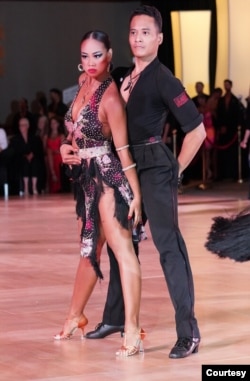Atlet Dansa Latin Ballroom Titanno Bayuseto Dahono dan pasangannya, Ratu Nurchoiriah. (Foto: koleksi pribadi Titanno Bayuseto Dahono )