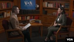 Мартин Николовски, Глас на Америка (лево) и Моника Зајкова, претседателка на Либерално-демократската партија и пратеничка во Собранието на Република Северна Македонија (десно).