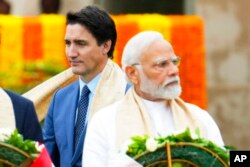 쥐스탱 트뤼도(왼쪽) 캐나다 총리와 나렌드라 모디 인도 총리가 각기 다른 방향을 바라보고 있다. (자료사진)