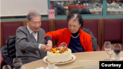 中国自由派经济学者茅于轼与夫人在加拿大近照 （公子沈X账号发布视频截图）