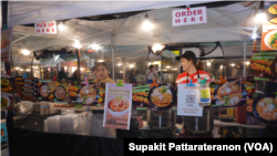 บรรยากาศตลาด at Siam Night Market ตลาดนัดกลางคืนแห่งให รูปแบบอาหารคาวหวานข้างทาง หรือ สตรีทฟู้ด เป็นที่ชื่นชอบของชาวลอสแอนเจลิส 