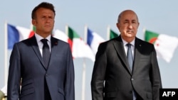 Les président français et algérien Emmanuel Macron (à g.) et Abdelmadjid Tebboune.