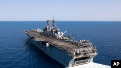 미국 해군 강습상륙함 바탄함이 홍해를 지나고 있다. (자료사진)