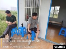 金坛当局在杨家门口设置了装有摄像头的集装箱，每班派员3-5人，对一家三口进行24小时监控(照片提供: 杨彩英)