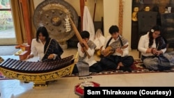 ກຸ່ມນ້ອງໆນັກຮຽນຂອງອາຈານແຊມ ກໍາລັງທໍາການສພແດງຢູ່ໃນບຸນວັດທ້ອງຖິ່ນ. ຈາກຊ້າຍ: ນາງ ເອລິຊາ, ທ້າວ ແດນນີ, ທ້າວ ມິກ ແລິະ ນາງ ອູສອນ ໂສນາວົງ ອາຍຸ 13. (ຂອບໃຈພາບຈາກ ອາຈານ ແຊມ).