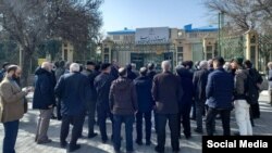 Təqaüdçülər Ərdəbil valilik binasının qarşısında etiraz aksiyası keçirib