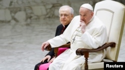 FILE - Paus Fransiskus menghadiri audiensi umum mingguan di aula Paulus VI di Vatikan, 27 Maret 2024.