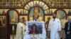 Misa untuk mengenang wartawan Al Jazeera, Shireen Abu Akleh, yang tewas ditembak ketika meliput penyerbuan pasukan militer Israel ke Jenin pada 11 Mei 2022, digelar di sebuah gereja di Beit Hanina di Yerusalem, pada 7 Mei 2023. (Foto: AP/Mahmoud Illean)