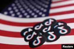 Bendera AS dan logo TikTok terlihat dalam ilustrasi yang diambil, 24 April 2024. (Foto: REUTERS/Dado Ruvic)
