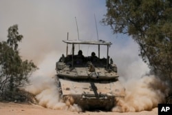 29일 가자지구 남부 라파에서 군 작전을 수행 중인 이스라엘 군 탱크.