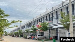 បុរី​ឡេង ណាវ៉ាត្រា បាន​ជូន​ដំណឹង​ទៅ​អតិថិជន​របស់​ខ្លួនថា អតិថិជន​អាច​សម្រេច​យក​ដីជំនួយ​ឱ្យ​ផ្ទះ ដែល​សង់​មិន​ទាន់រួច​។(FACEBOOK/LENG NAVATRA)