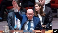 24일 바실리 네벤자 유엔주재 러시아대사가 유엔 안전보장이사회에서 핵무기 우주 배치 금지 결의안에 거부권을 행사하고 있다.