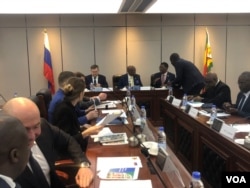 Izithunywa zakwele Russia leziphathamandla zeZimbabwe. (VOA)