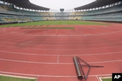 Stadion Gelora Bung Tomo, salah satu venue yang disiapkan menjadi tuan rumah FIFA U-20 World Cup, di Surabaya, Jawa Timur, Kamis, 30 Maret 2023. (Foto: AP)