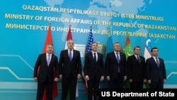2023 年 2 月 28 日，在哈萨克斯坦阿斯塔纳举行的美国-中亚 (C5+1) 外长级会议上，美国国务卿与中亚五国外长合影。