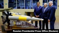 블라디미르 푸틴(오른쪽 두번째) 러시아 대통령이 무기 생산 시설을 시찰하고 있다. (자료사진)