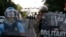 Pada 1 Juni 2020 ini, polisi membersihkan area di sekitar Lafayette Park dan Gedung Putih di Washington DC, ketika para demonstran "Black Lives Matter" berkumpul untuk memrotes kematian George Floyd. (Foto: Alex Brandon/AP Photo, arsip)