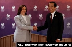 Wakil Presiden AS Kamala Harris berjabat tangan dengan Presiden Joko Widodo sebelum pertemuan bilateral saat KTT ASEAN ke-43 di Jakarta, 6 September 2023. (Foto: REUTERS/Willy Kurniawan/Pool)
