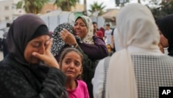 ស្ត្រី​ប៉ាឡេស្ទីន​កាន់ទុក្ខ​ក្បែរ​សាកសព​សាច់​ញាតិ​ដែល​ត្រូវ​បាន​គេ​សម្លាប់​ក្នុង​ការ​វាយ​ប្រហារ​តាម​អាកាស​របស់​អ៊ីស្រាអែល នៅ​ខាង​ក្រៅ​កន្លែង​បញ្ចុះសព​ក្នុង​មន្ទីរពេទ្យ Al-Aqsa Martyrs ក្នុង​ក្រុង Deir al Balah តំបន់ហ្កាហ្សា កាលពី​ថ្ងៃទី១០ ខែមិថុនា ឆ្នាំ២០២៤។