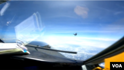 미 인도태평양사령부는 지난 26일 남중국해 국제공역에서 비행 중이던 RC-135 정찰기에 중국 J-16 전투기가 공격적인 근접 비행을 해왔다며 영상을 공개했다. 사진 = 미 인도태평양사령부 영상 캡처.