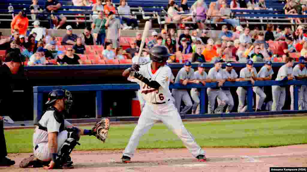 Dennis Kasumba frappe une balle lors de son deuxième match avec l'équipe de baseball des Frederick Keys au stade Harry Grove à Frederick, Maryland, le 3 juin 2023. (VOA/Arzouma Kompaore)