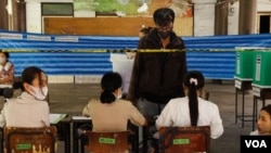 Thais vote in the general elections in Bangkok, Thailand, May 14, 2023. (Tommy Walker/VOA)