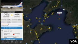 북한이 정찰위성을 발사한 시각의 상황. 중국 허베이 항공 소속의 NS3322편이 동창리 서해위성발사장(하얀 원) 인근을 지나치고 있다. 북한 발사체의 진행 방향인 남쪽에선 또 다른 3대의 중국 여객기를 볼 수 있다. 자료=Flightradar24