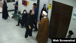 درگیری یک زن با آخوند حکومتی در قم.