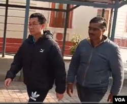 中国手机制造商Vivo在印度的代理首席执行官洪旭权(Hong Xuquan 音译)2023年12月26日到达新德里地区法院（美国之音/贾尚杰）