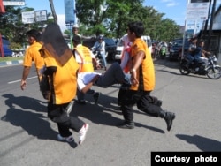 Masyarakat mengikuti simulasi evakuasi tsunami di Kota Padang (Courtesy KOGAMI)