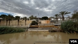 资料照片：在据信是耶稣受洗处的约旦河外伯大尼考古遗迹附近，约旦境内的东岸与以色列管辖的西岸一侧咫尺相隔。在以色列与哈马斯战争爆发后，西岸一侧关闭，游客全无。(2023年10月15日)