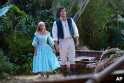 فلم دی لٹل مرمیڈ کے ایک منظر میں جل پری سمندر سے نکل کر شہزادے کے ساتھ