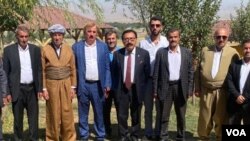 جانان لەگەڵ ژمارەیەک لە دانیشتوانی ناوچەکە