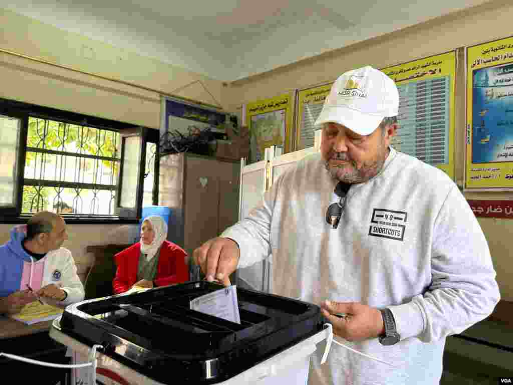 Egypt was hit hard by the economic shocks of the Russia-Ukraine war, and now the crisis in Gaza has Sissi and the IMF discussing the addition of $2 billion to their $3 billion rescue program. Arish, Egypt, Dec. 10, 2023. (Hamada Elrasam/VOA)