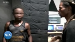 Des adolescents sans-abri chantent pour trouver de l'espoir en RDC