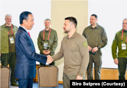 Bertemu dengan Presiden Ukraina Zelenskyy, Jokowi menyatakan Indonesia siap menjadi jembatan perdamaian antara Ukraina dan Rusia. (Foto: Biro Setpres)