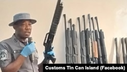 Kwanturolan kwastan, Dera Nnadi, yana nuna makaman da aka kama a tashan jiragen ruwan Legas.