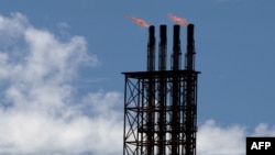 Des torchères de sécurité sur le site de la North West Shelf Gas Venture, exploitée par Woodside, Australie le 17 juin 2008. 