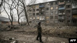یک مرد سالخورده اوکراینی در میان خرابه‌های ناشی از بمباران روسیه. دونباس، شرق اوکراین. ۱۶ مارس ۲۰۲۳ 