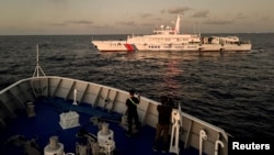 资料照：中国海岸警卫队船只在南中国海阻止菲律宾的供给船行驶。（2024年3月5日）