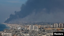 Hayaki na tashi a sama a bangaren Israeli bayan da mayakan Hamas suka afka kudancin Israel - Daga Gaza, Oct. 7, 2023.