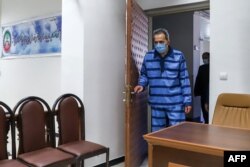 Jamshid Sharmahd, yang dituduh oleh pemerintah Iran sebagai pemimpin "kelompok teroris Tondar" yang berbasis di AS di balik serangan mematikan di Iran pada tahun 2008, menghadiri sidang pertama persidangannya di ibu kota Teheran, 6 Februari, 2022.