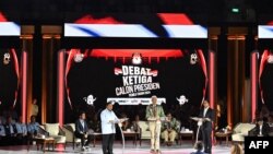 Capres Prabowo Subianto (kiri), Ganjar Pranowo (tengah) dan Anies Baswedan (kanan) dalam debat ketiga calon presiden pemilu 2024 di Jakarta, 7 Januari 2024. (Adek BERRY / AFP)