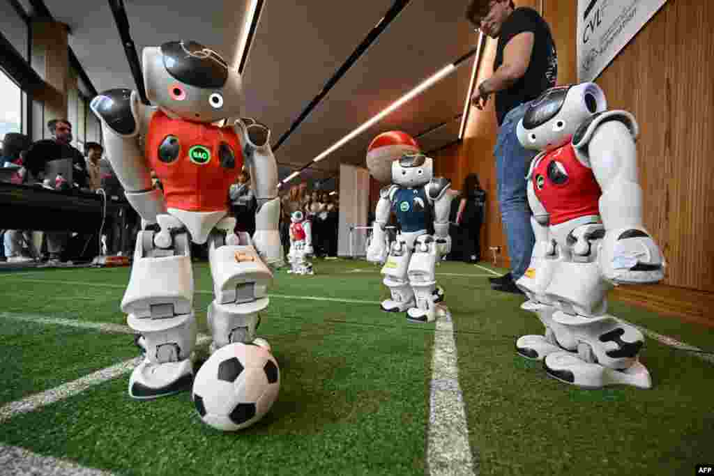 &quot;Sun&#39;iy intellekt ezgulik uchun&quot; nomli global sammitda futbol o&#39;ynayotgan robotlar, Jeneva.&nbsp;